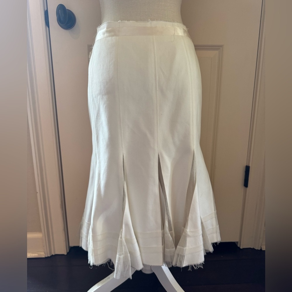 Chic White A-Line Skirt with Floral Detail - Picture 4 of 8
